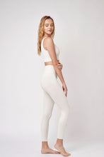 Load image into Gallery viewer, Buttery Soft Everyday Leggings 無縫款裸感高腰貼身九分運動褲 - Ivory White