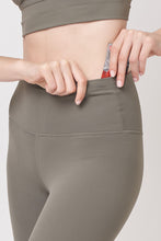 Load image into Gallery viewer, Hug Me Leggings 柔滑棉感口袋款運動褲 - Army Green