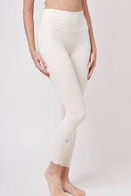 Load image into Gallery viewer, Buttery Soft Everyday Leggings 無縫款裸感高腰貼身九分運動褲 - Ivory White